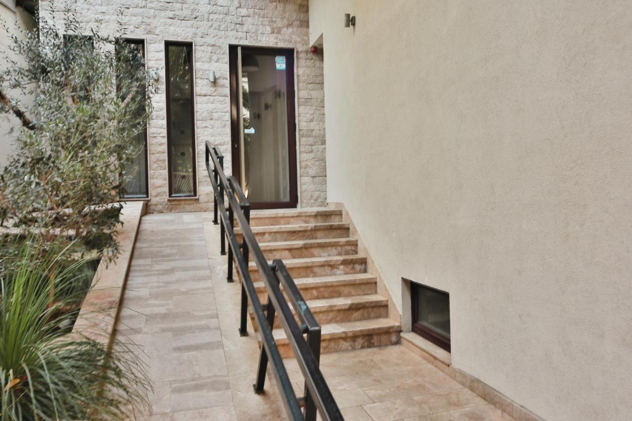 I & A Apartment *